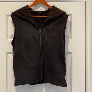 Espresso shearling vest with hood by Fitigues